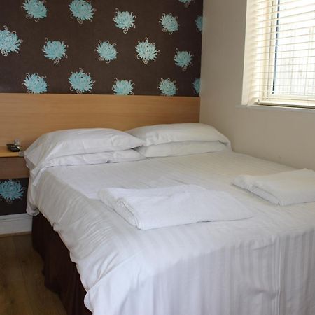 Debden Guest House Hillingdon Exteriör bild