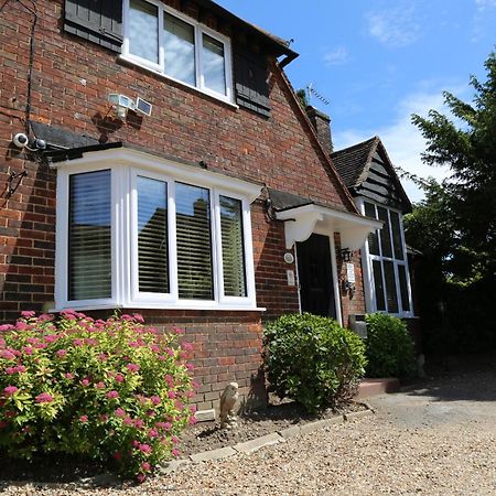 Debden Guest House Hillingdon Exteriör bild