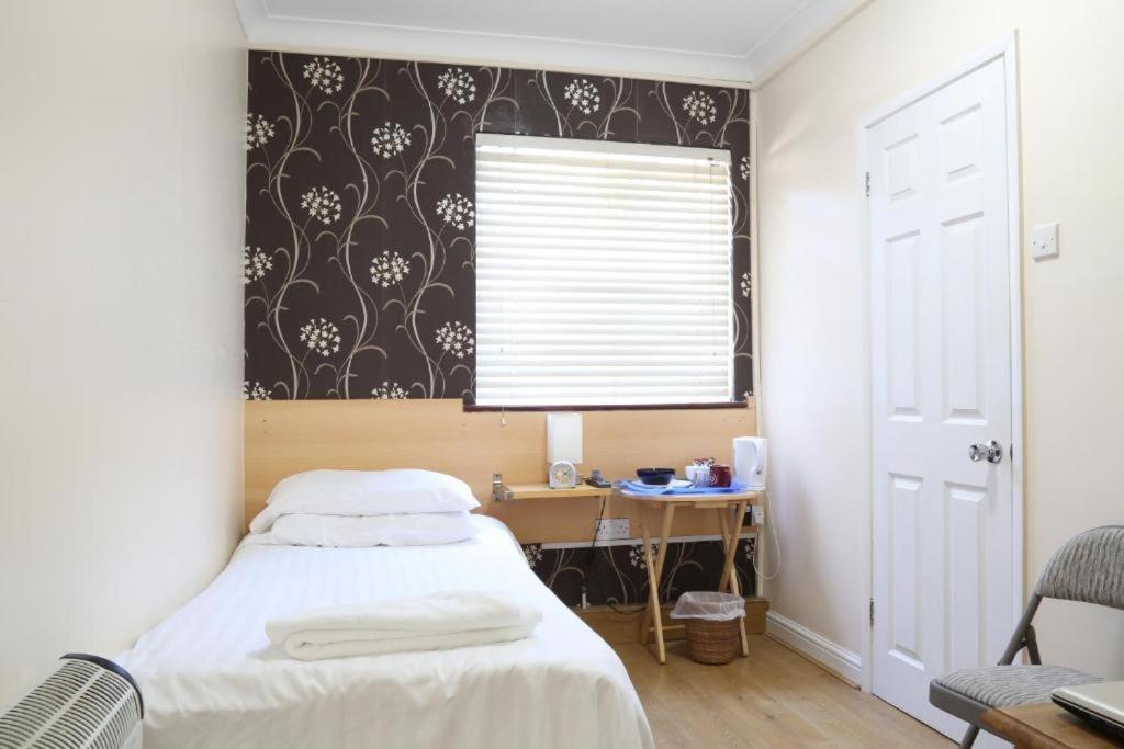 Debden Guest House Hillingdon Rum bild