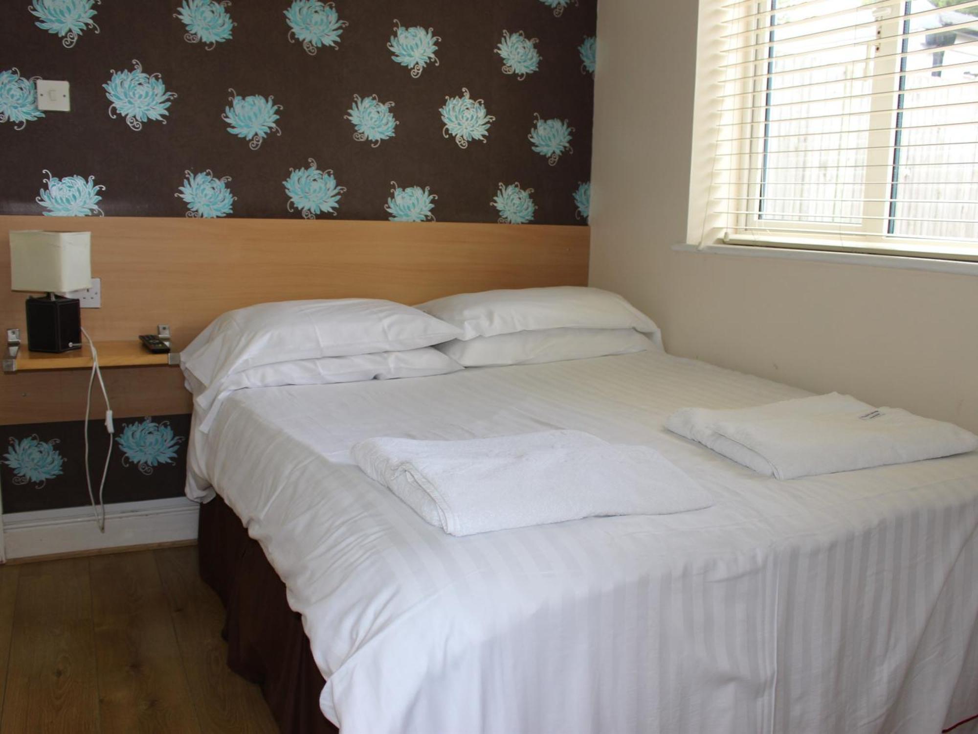 Debden Guest House Hillingdon Exteriör bild