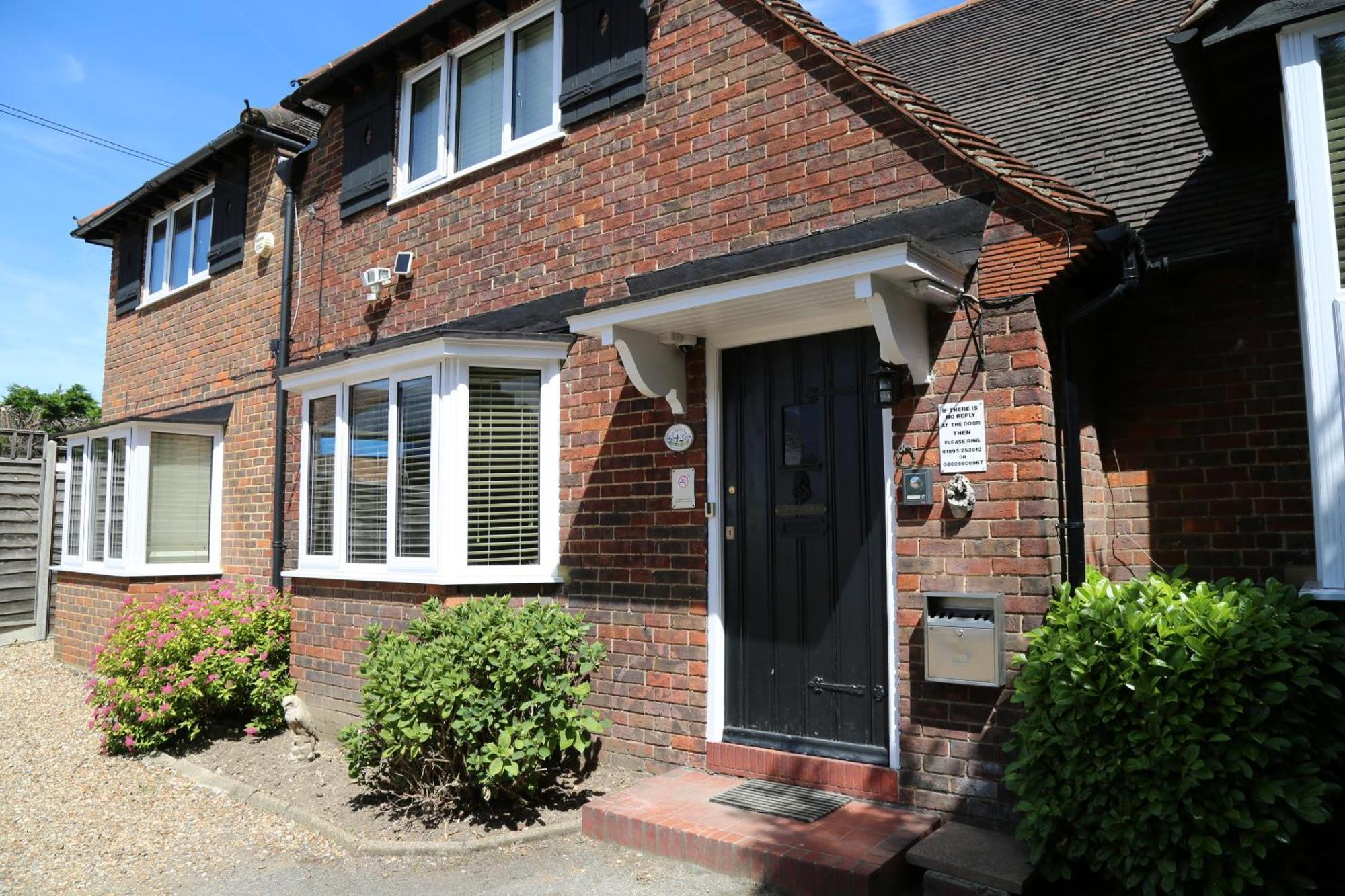 Debden Guest House Hillingdon Exteriör bild