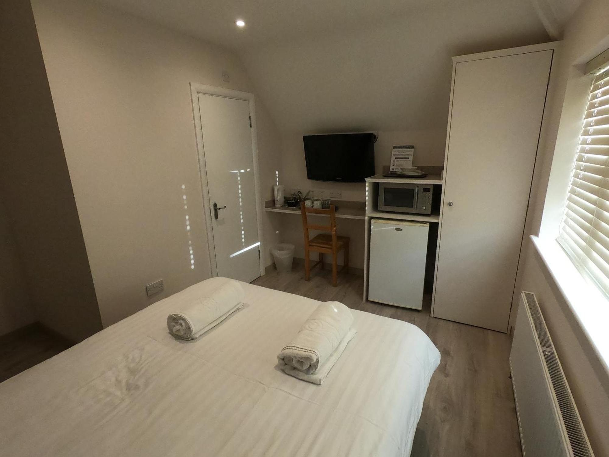 Debden Guest House Hillingdon Exteriör bild